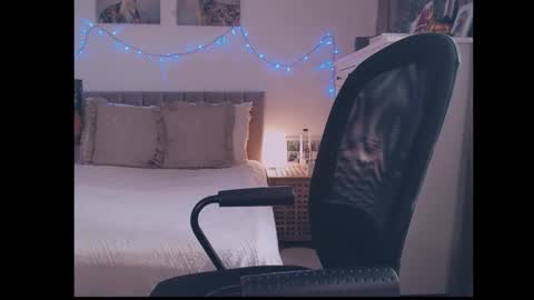 julialiones online show from October 16, 2:06 pm