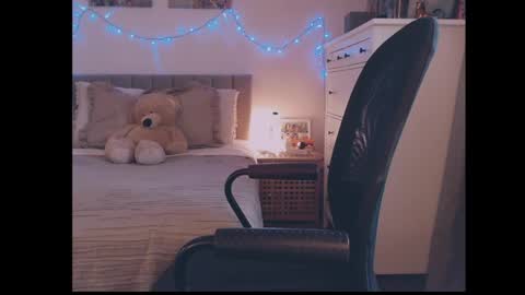 julialiones online show from April 21, 1:40 pm