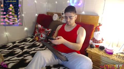 Snapshot of julian1225_ chatting on December 11, 6:52 pm Julian online show from December 11, 6:52 pm