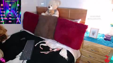 Snapshot of julian1225_ chatting on February 13, 1:50 am Julian online show from February 13, 1:50 am