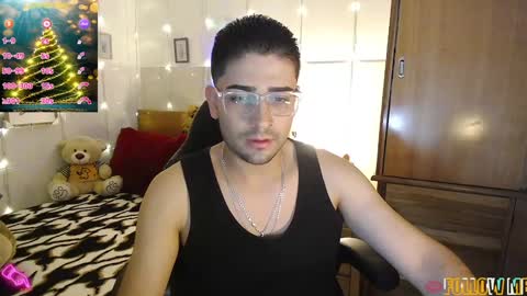 Snapshot of julian1225_ chatting on December 3, 3:04 am Julian online show from December 3, 3:04 am