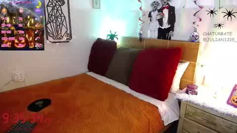 Snapshot of julian1225_ chatting on October 30, 2:34 am Julian online show from October 30, 2:34 am