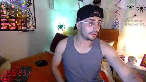 Snapshot of julian1225_ chatting on October 21, 1:54 am Julian online show from October 21, 1:54 am