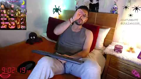 Snapshot of julian1225_ chatting on October 24, 2:01 am Julian online show from October 24, 2:01 am