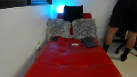 julian_wallace online show from March 24, 9:54 pm