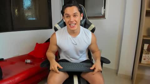 julian_wallace online show from March 8, 10:03 pm