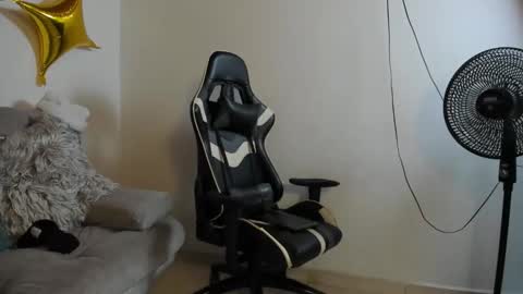 julian_wallace online show from November 22, 5:55 pm