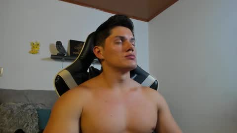 julian_wallace online show from October 28, 7:04 pm