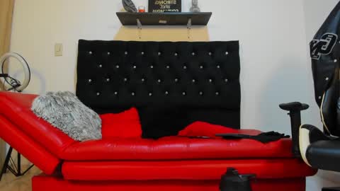 julian_wallace online show from February 24, 3:09 pm