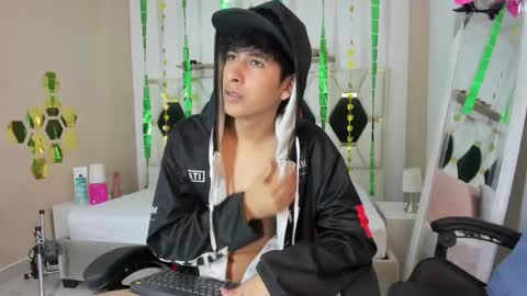 Julian online show from March 6, 9:25 pm