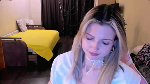 Julie online show from December 13, 7:53 pm