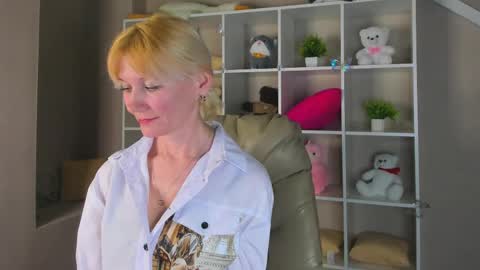 Julie Lucasss online show from April 13, 12:37 am