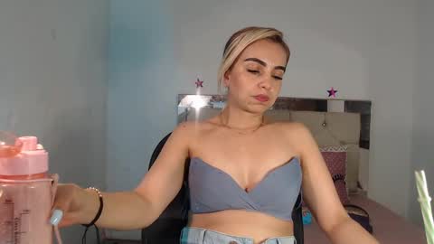 Snapshot of julieta__fox_ chatting on March 8, 5:38 am julieta__fox_ online show from March 8, 5:38 am