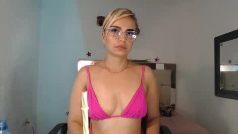 Snapshot of julieta__fox_ chatting on March 10, 7:55 am julieta__fox_ online show from March 10, 7:55 am