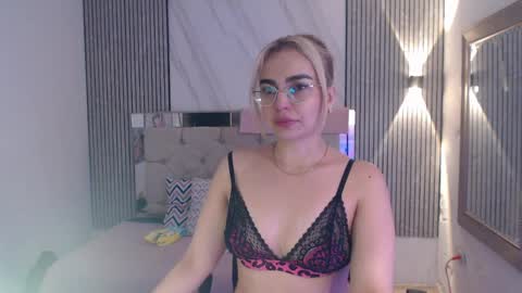 julieta__fox_ online show from April 8, 7:11 am