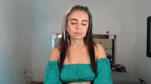 Snapshot of julieta__fox_ chatting on February 19, 3:06 am julieta__fox_ online show from February 19, 3:06 am