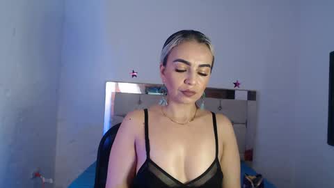 Snapshot of julieta__fox_ chatting on February 24, 2:51 am julieta__fox_ online show from February 24, 2:51 am