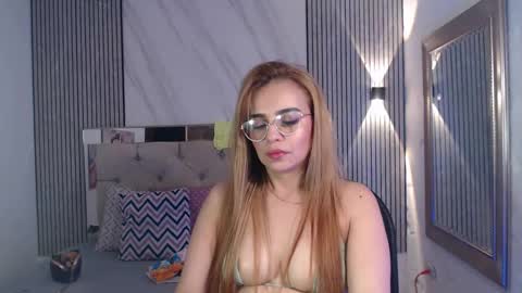 Snapshot of julieta__fox_ chatting on October 9, 3:34 am julieta__fox_ online show from October 9, 3:34 am