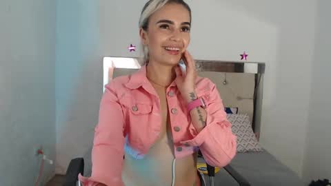 Snapshot of julieta__fox_ chatting on February 28, 8:09 am julieta__fox_ online show from February 28, 8:09 am