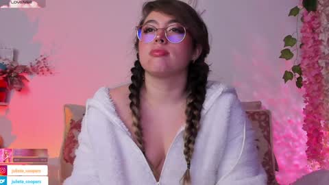 Snapshot of julieta_cooper20 chatting on February 7, 4:37 am Juli online show from February 7, 4:37 am