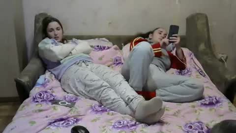 Snapshot of juliya_katie chatting on January 3, 8:43 pm Juliya Katie online show from January 3, 8:43 pm