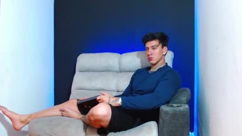 justinfuller_31 online show from January 16, 4:54 am