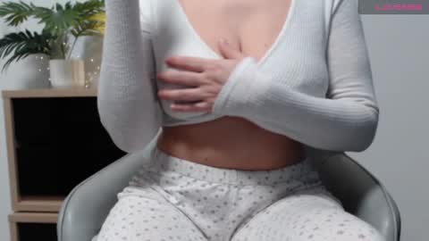 Snapshot of karin_lover chatting on February 16, 8:33 pm You can call me K online show from February 16, 8:33 pm
