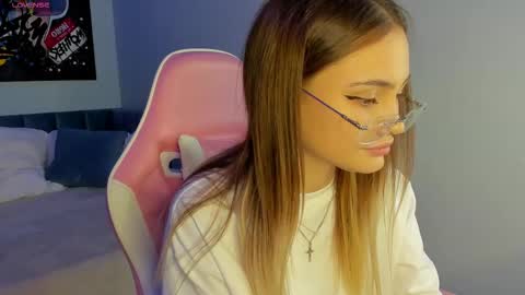 Snapshot of karina_broks chatting on October 14, 9:01 am karina_broks online show from October 14, 9:01 am