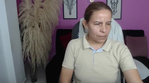 Snapshot of karlye_hot chatting on September 17, 1:42 am KARLYE online show from September 17, 1:42 am