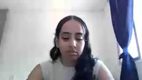 Independent model online show from April 26, 5:21 pm