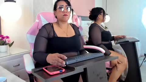 karolwest_ online show from November 4, 1:12 pm