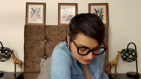 Snapshot of kat_paradisse chatting on October 7, 8:38 pm kat paradisse online show from October 7, 8:38 pm