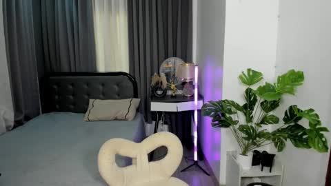 katalinahugecumxx online show from March 18, 6:30 am