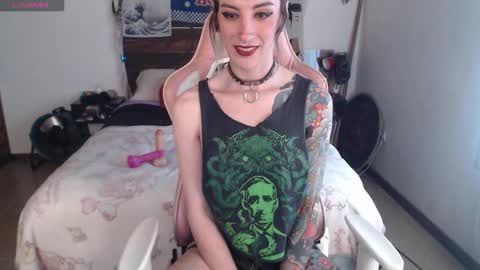 luna   online show from October 9, 9:31 pm