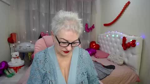 Snapshot of kaylesmoll chatting on February 13, 12:24 am kaylesmoll online show from February 13, 12:24 am
