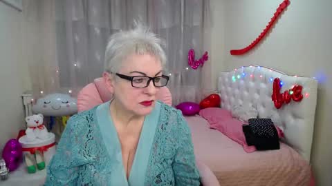 Snapshot of kaylesmoll chatting on February 26, 7:42 pm kaylesmoll online show from February 26, 7:42 pm