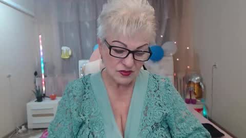 Snapshot of kaylesmoll chatting on October 7, 6:48 pm kaylesmoll online show from October 7, 6:48 pm