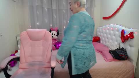 Snapshot of kaylesmoll chatting on March 1, 7:15 pm kaylesmoll online show from March 1, 7:15 pm