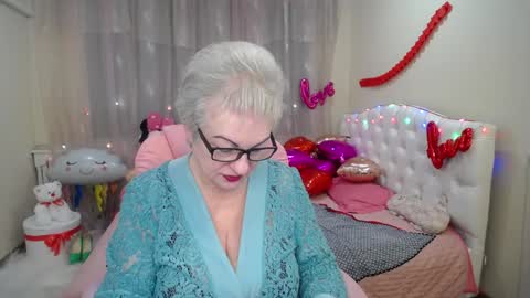 Snapshot of kaylesmoll chatting on February 5, 3:55 am kaylesmoll online show from February 5, 3:55 am