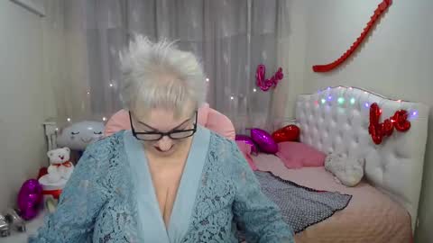 Snapshot of kaylesmoll chatting on March 1, 12:28 am kaylesmoll online show from March 1, 12:28 am