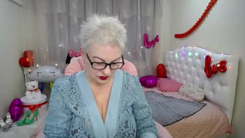 Snapshot of kaylesmoll chatting on February 15, 2:58 am kaylesmoll online show from February 15, 2:58 am