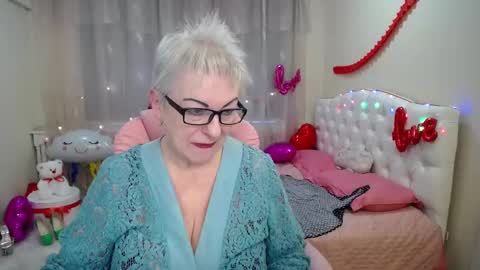 Snapshot of kaylesmoll chatting on February 26, 5:35 am kaylesmoll online show from February 26, 5:35 am