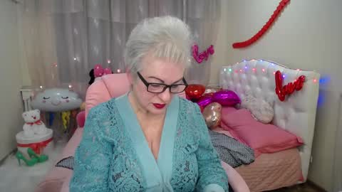 Snapshot of kaylesmoll chatting on February 5, 8:14 pm kaylesmoll online show from February 5, 8:14 pm