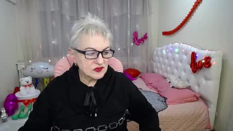 Snapshot of kaylesmoll chatting on February 19, 12:25 am kaylesmoll online show from February 19, 12:25 am