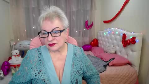 Snapshot of kaylesmoll chatting on February 26, 2:30 am kaylesmoll online show from February 26, 2:30 am