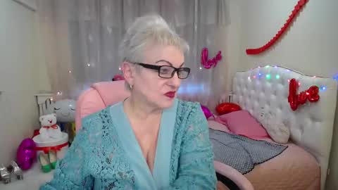 Snapshot of kaylesmoll chatting on March 8, 5:28 am kaylesmoll online show from March 8, 5:28 am