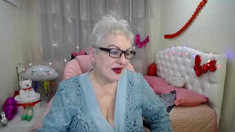 Snapshot of kaylesmoll chatting on February 23, 1:35 am kaylesmoll online show from February 23, 1:35 am