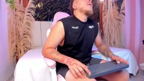 keane_lee_ online show from March 30, 12:16 pm