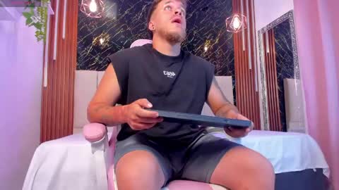 keane_lee_ online show from April 11, 11:36 am