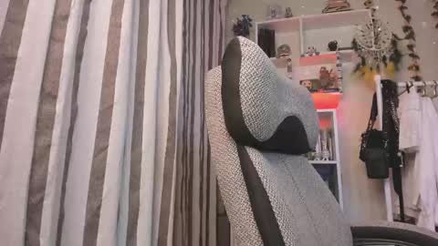 Snapshot of kellyasian chatting on October 10, 7:25 am Leia online show from October 10, 7:25 am
